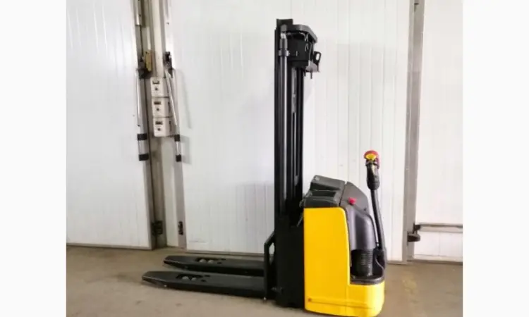 Штабелер электрический поводковый OM Komatsu 1.4-2т 5.00м - фото № 13