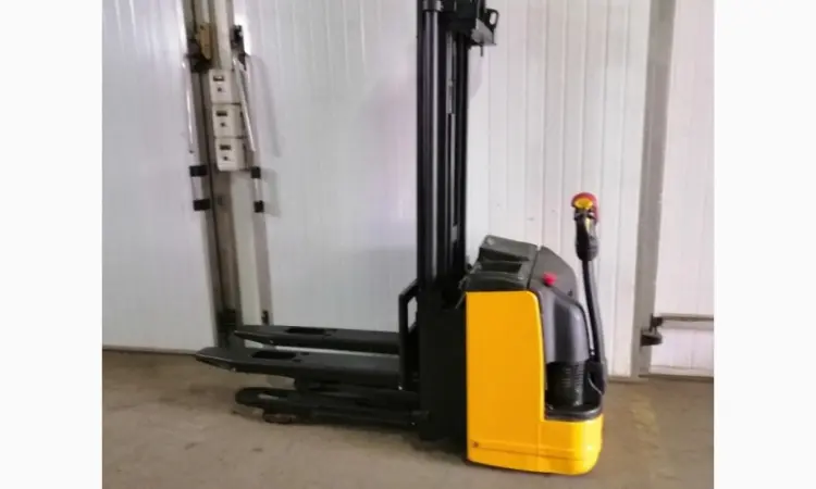 Штабелер электрический поводковый OM Komatsu 1.4-2т 5.00м - фото № 2
