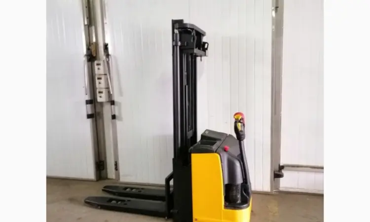 Штабелер электрический поводковый OM Komatsu 1.4-2т 5.00м - фото № 3