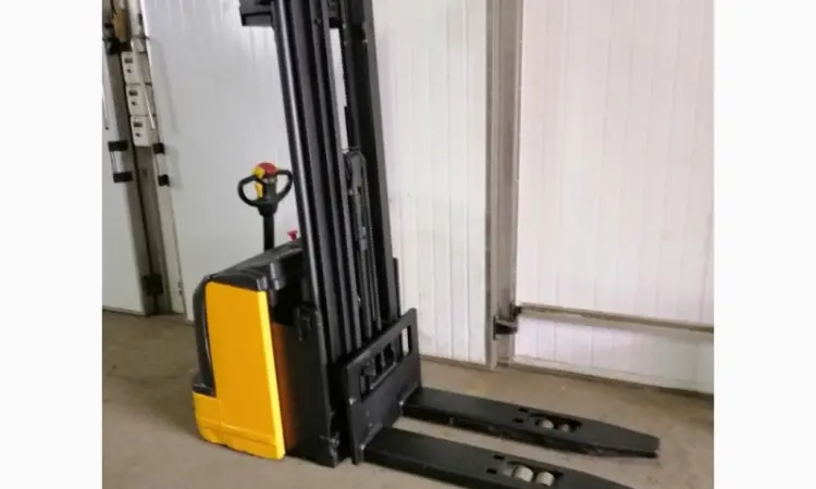 Штабелер электрический поводковый OM Komatsu 1.4-2т 5.00м - фото № 6