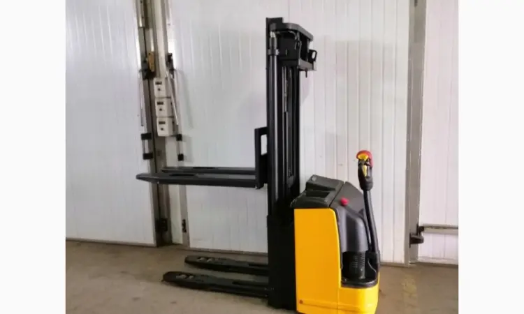 Штабелер электрический поводковый OM Komatsu 1.4-2т 5.00м - фото № 7