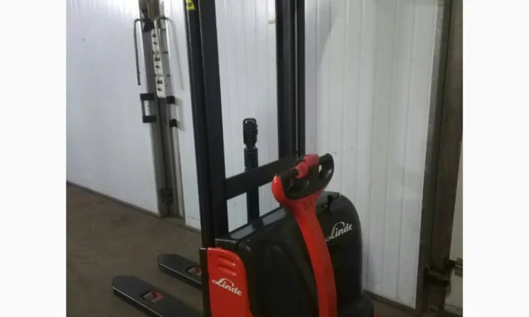 Погрузчик штабелер электрический самоходный Linde L10 1000кг 3300мм - фото № 1