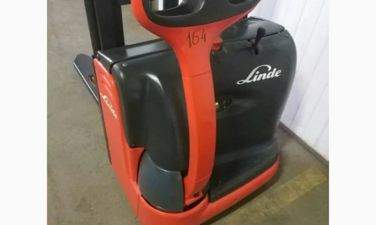 Погрузчик штабелер электрический самоходный Linde L10 1000кг 3300мм - фото № 9