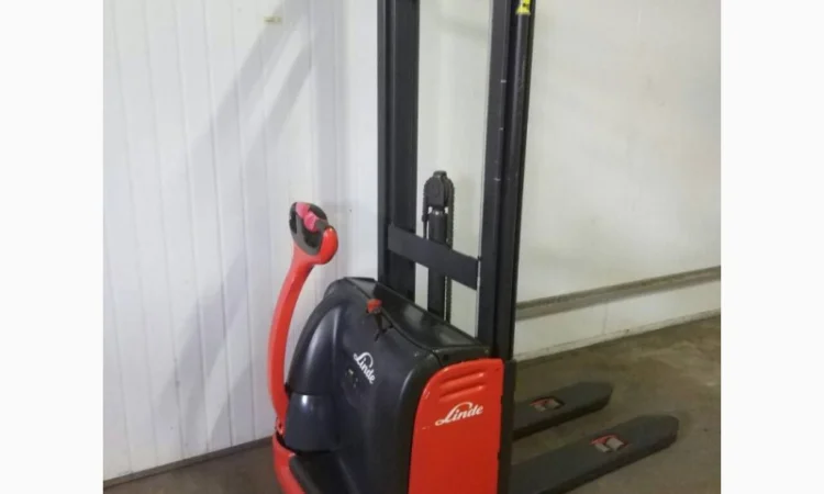 Погрузчик штабелер электрический самоходный Linde L10 1000кг 3300мм - фото № 10