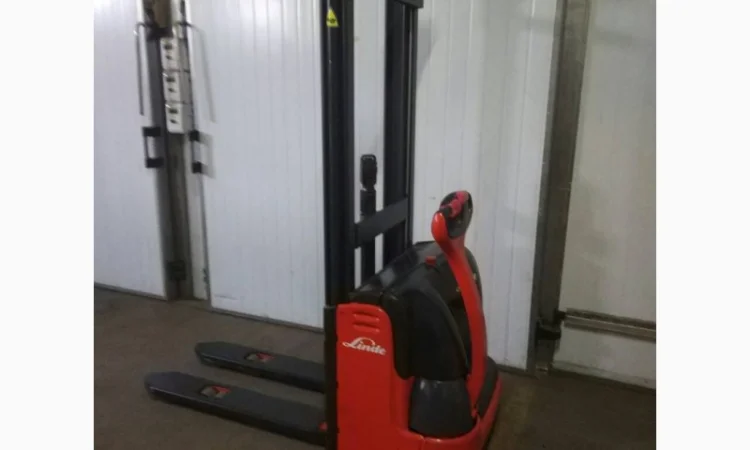 Погрузчик штабелер электрический самоходный Linde L10 1000кг 3300мм - фото № 12