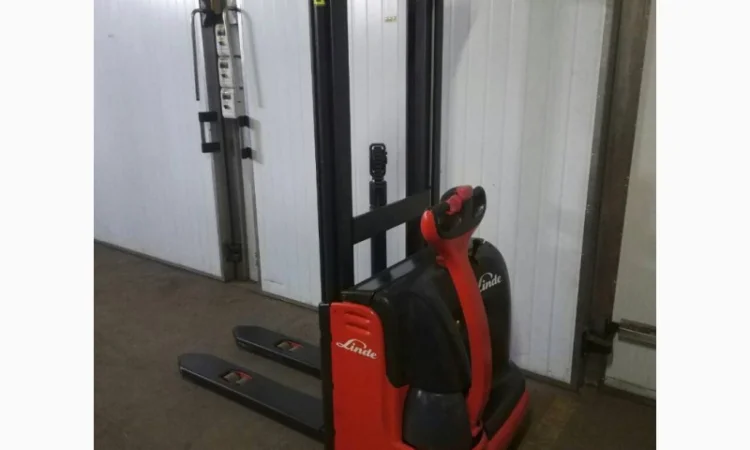 Погрузчик штабелер электрический самоходный Linde L10 1000кг 3300мм - фото № 3