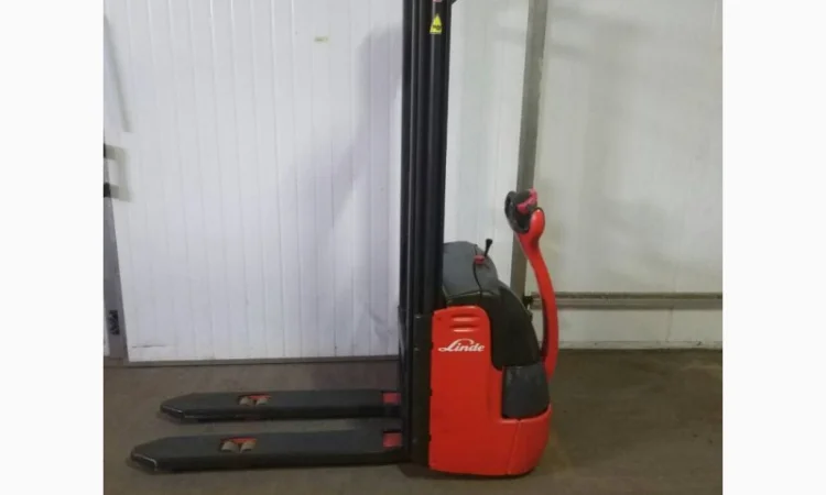 Погрузчик штабелер электрический самоходный Linde L10 1000кг 3300мм - фото № 4