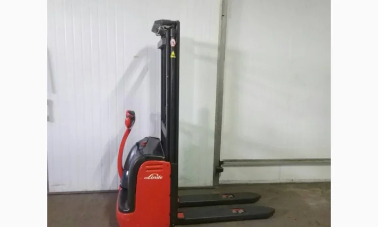Погрузчик штабелер электрический самоходный Linde L10 1000кг 3300мм - фото № 5