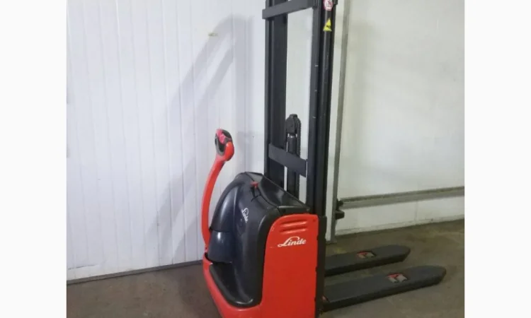 Погрузчик штабелер электрический самоходный Linde L10 1000кг 3300мм - фото № 6