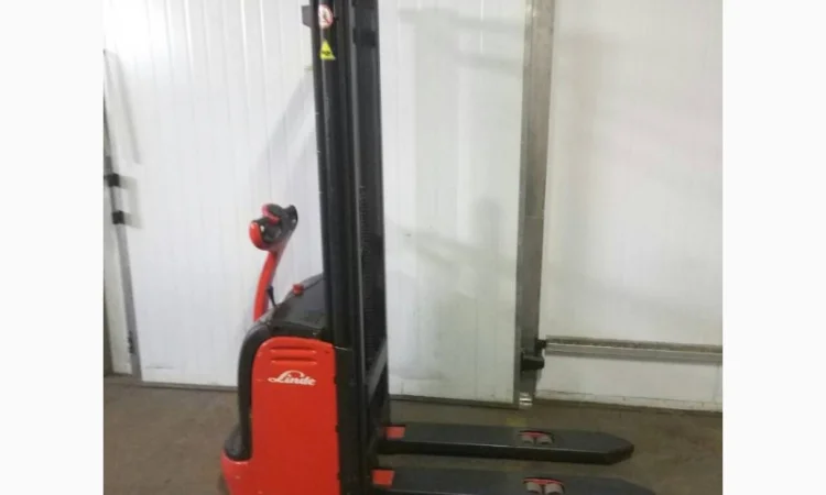 Погрузчик штабелер электрический самоходный Linde L10 1000кг 3300мм - фото № 8