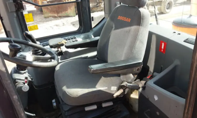 Фронтальный погрузчик Doosan DL160 - фото № 8
