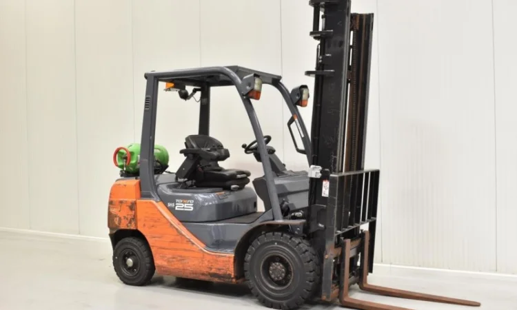 Вилочный погрузчик Toyota 02-8FGF25. Газовый погрузчик - фото № 1