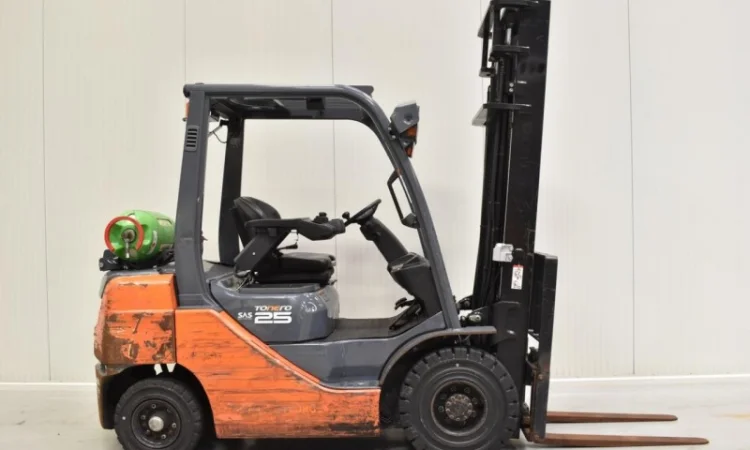 Вилочный погрузчик Toyota 02-8FGF25. Газовый погрузчик - фото № 2