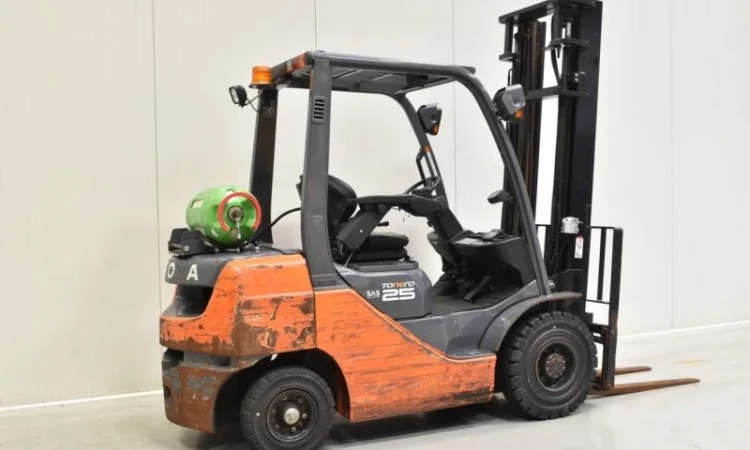 Вилочный погрузчик Toyota 02-8FGF25. Газовый погрузчик - фото № 3