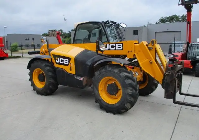 Телескопический погрузчик JCB 531-70. Погрузчик телескопический - фото № 13