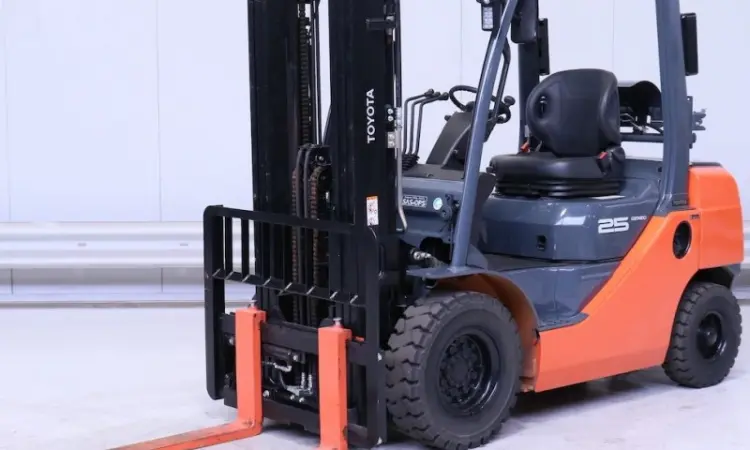 Вилочный погрузчик кара Toyota 02-8FGL25 газ/бензин 2022года 95мч демо-версия вагонник - фото № 1