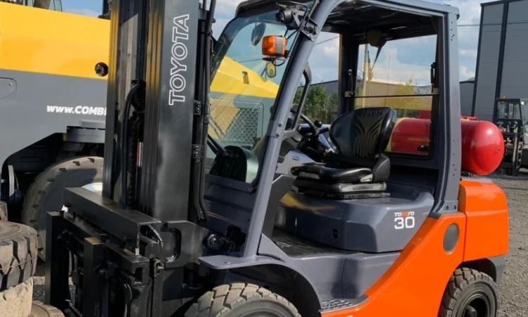 Вилочный погрузчик Toyota 3т., 2015 года с весами, вагонник - фото № 1