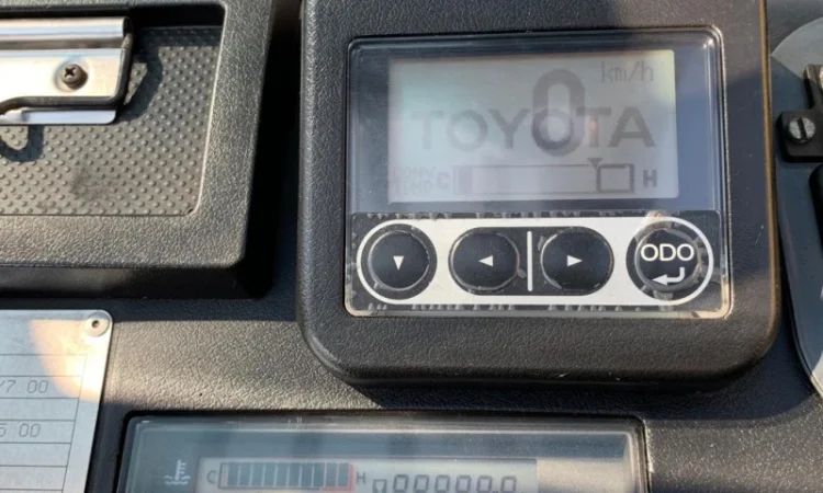 Вилочный погрузчик Toyota 3т., 2015 года с весами, вагонник - фото № 10