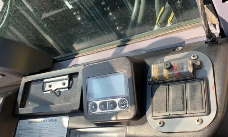 Вилочный погрузчик Toyota 3т., 2015 года с весами, вагонник - фото № 6