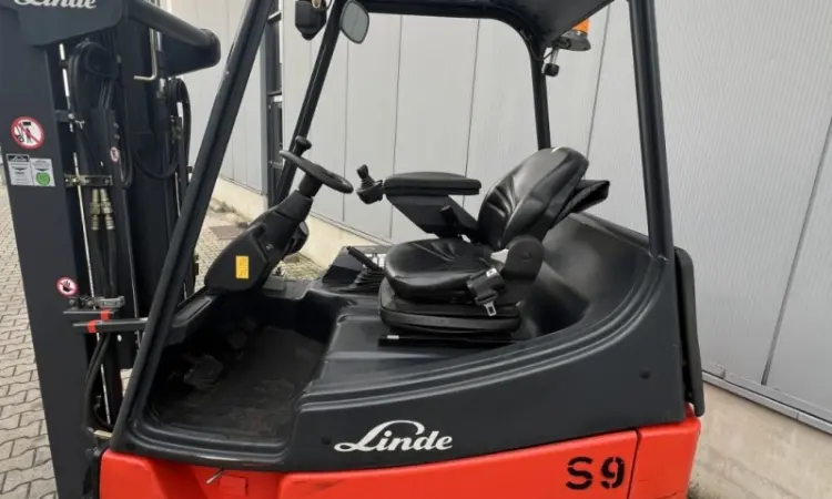 Вилочный электропогрузчик 2т. Linde E20 под захват - фото № 17