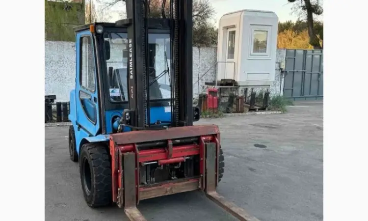 Дизельний погрузчик бу 4.5т. Hyundai 2009 року з кабіною в наявності - фото № 1
