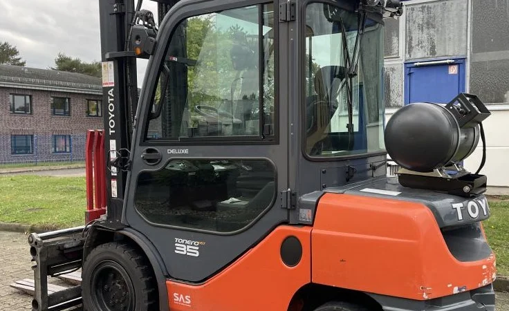 Вилковий навантажувач Toyota 06-8FGJ35F 2017 року кабіна з захватом - фото № 4