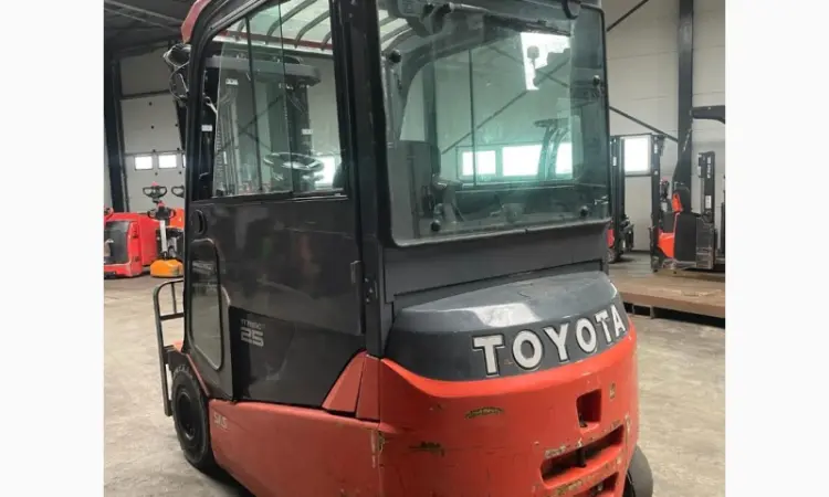 Вилочный погрузчик Toyota 8FBMT25 2019 года 3736 моточасов кабина - фото № 4