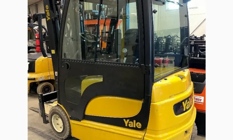 Электропогрузчик кара 2.2т. Yale ERP22VL 2016 года АКБ 2022 года 5500 мм подъем - фото № 2