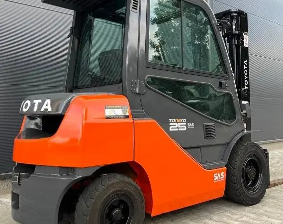 Дизельный погрузчик кара 2.5т. Toyota 02-8FDF25 кабина - фото № 1