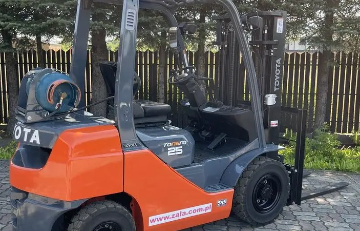 Вилковий навантажувач кара 2.5т. Toyota 02-8FGF25 2014 3431 мотогодин - фото № 2
