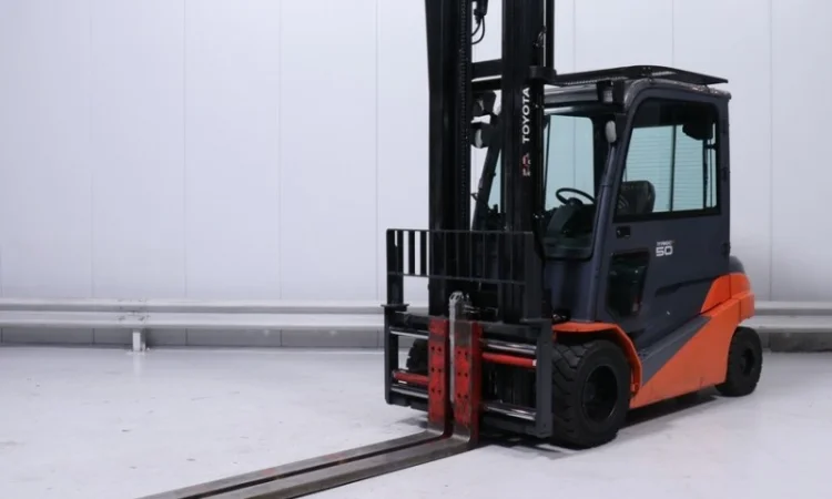 Электропогрузчик Toyota 5т., 2014 года, вилы 2.4м., кабина - фото № 1