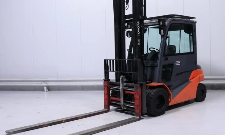 Электропогрузчик Toyota 5т., 2014 года, вилы 2.4м., кабина - фото № 2