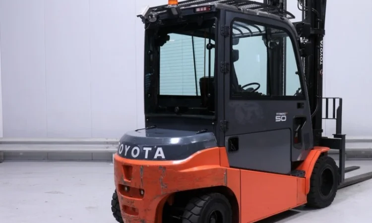 Электропогрузчик Toyota 5т., 2014 года, вилы 2.4м., кабина - фото № 3