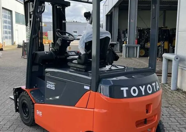 Вилочный погрузчик Toyota 8FBMT25 акб 2023 520 моточасов - фото № 2