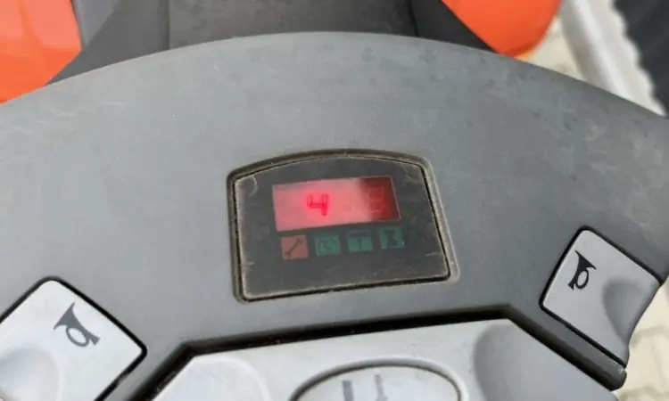 Поводковый штабелер BT SPE125L 4.5м. подъем акб 88% 1438 мг - фото № 8