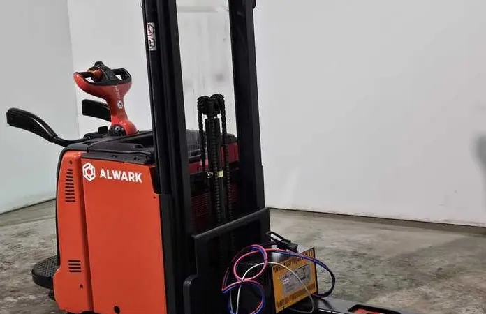 Поводковый штабелер Linde L12AP 2019 г. 756 моточасов 2924 мм подъем 1915 мм габарит - фото № 1