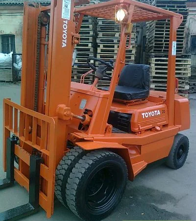 Вилочный погрузчик Тойота 4 серии на спарке грузоподъёмностью 2 тонны - фото № 1