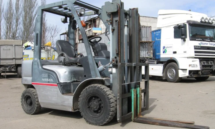 Дизельный вилочный погрузчик Nissan YL02A25 на 2.5 тонны - фото № 1