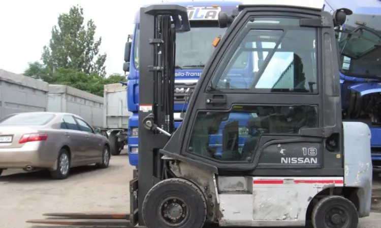 Дизельный вилочный погрузчик Nissan на 1.8 тонны с кабиной - фото № 9