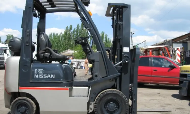 Газовый вилочный погрузчик Nissan на 1.8 тонны с мачтой триплекс и боковым смещением - фото № 3