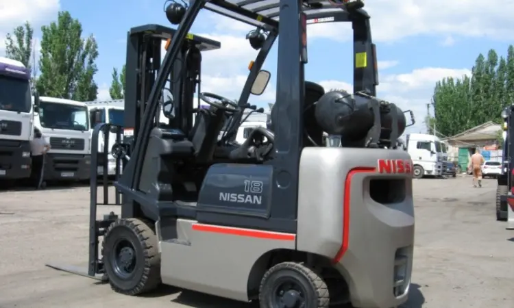Газовый вилочный погрузчик Nissan на 1.8 тонны с мачтой триплекс и боковым смещением - фото № 4