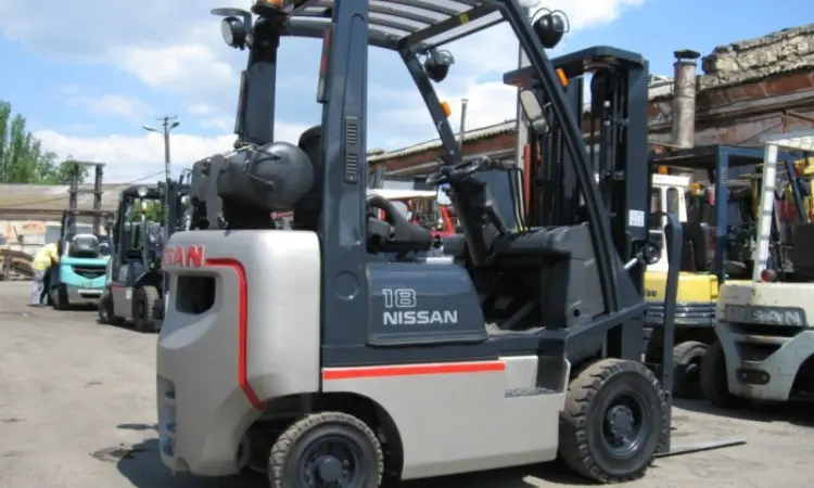 Газовый вилочный погрузчик Nissan на 1.8 тонны с мачтой триплекс и боковым смещением - фото № 6