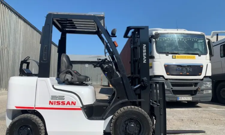 Газ-бензиновый погрузчик Nissan с мачтой вагонник и позиционером вил - фото № 1