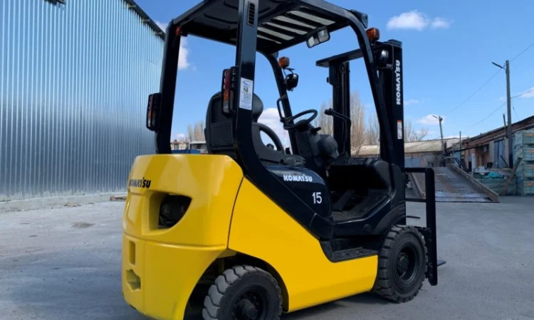 Вилочный автопогрузчик Komatsu с наработкой всего 1811 моточасов - фото № 2