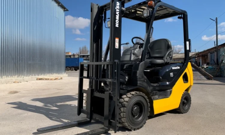 Вилочный автопогрузчик Komatsu с наработкой всего 1811 моточасов - фото № 3