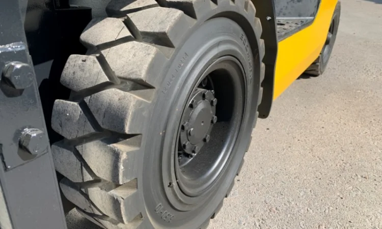 Вилочный автопогрузчик Komatsu с наработкой всего 1811 моточасов - фото № 7