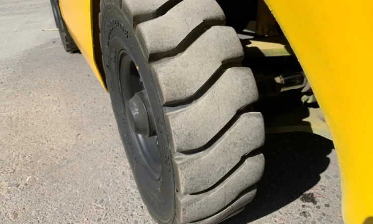 Вилочный автопогрузчик Komatsu с наработкой всего 1811 моточасов - фото № 10