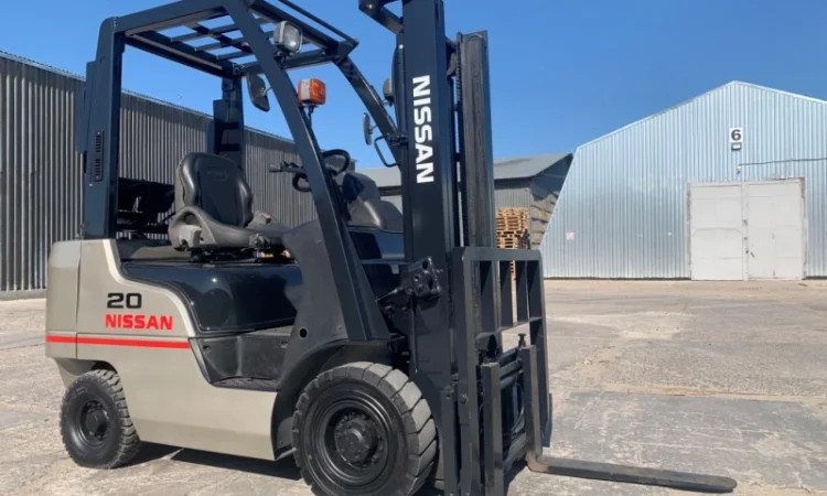 Газ-бензиновый вилочный погрузчик Nissan с боковым смещением в исполнении компакт - фото № 1