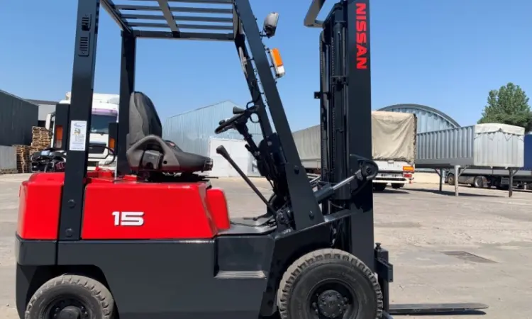 Вилочний газ-бензиновий автонавантажувач Nissan з двома додатковими секцiями - фото № 5