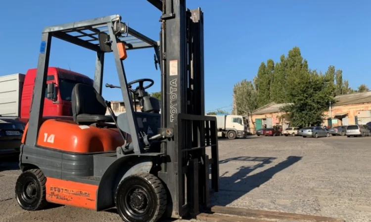 Вилочный автопогрузчик/автонавантажувач Toyota 6FG14 с тройной мачтой на 5 метров - фото № 2